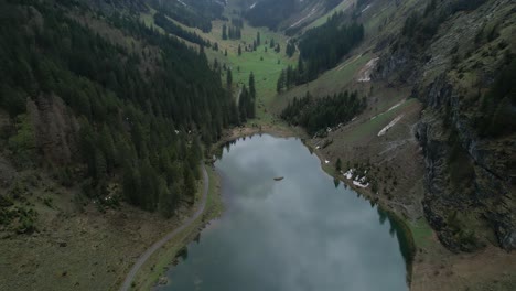 Cantón-Glarus-Talalpsee-Filzbach-Suiza-Drone-Aéreo