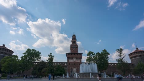 Zeitraffer-Des-Schlosses-Sforza,-Schöne-Aussicht-Auf-Großen-Brunnen-Und-Turm-Mit-Hintergrunduhr-Am-Sonnigen-Tag-Mit-Wolken,-Mailand,-Lombardei,-Italien