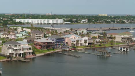 Luftaufnahme-Von-Wohlhabenden-Häusern-Am-Seeufer-In-Der-Nähe-Von-Galveston,-Texas