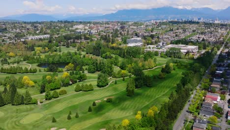 Campo-De-Golf-Verde-En-El-Barrio-De-Oakridge-En-Vancouver,-Canadá
