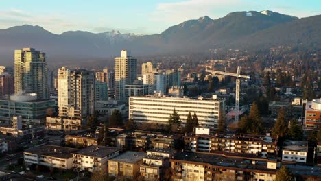 Lions-Gate-Hospital-In-Der-Innenstadt-Von-Vancouver-Während-Des-Sonnenuntergangs-In-British-Columbia,-Kanada