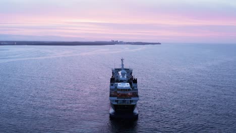 Bunte-Wolken-Bei-Sonnenuntergang-In-Island-Mit-Touristischem-Kreuzfahrtschiff,-Das-In-Ruhigem-Wasser-Verankert-Ist