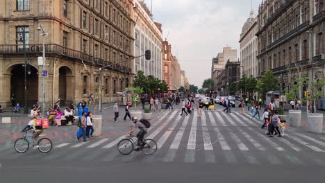 Stabiles-Video-Von-Mehreren-Radfahrern-Am-Eingang-Zum-Zocalo-In-Mexiko-Stadt