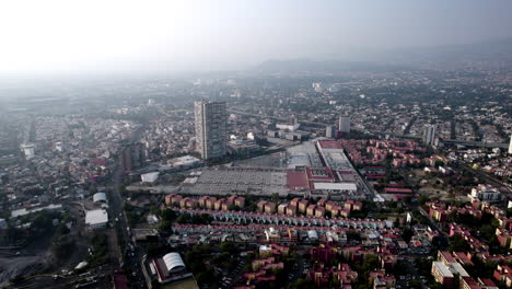 Drohnenansicht-Eines-Einkaufszentrums-Und-Einer-Nachbarschaft-In-Mexiko-Stadt-Während-Eines-Sehr-Verschmutzten-Tages