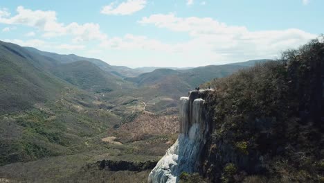 Versteinerter-Wasserfall-Mitten-Im-Bergsystem-In-Oaxaca,-Mexiko