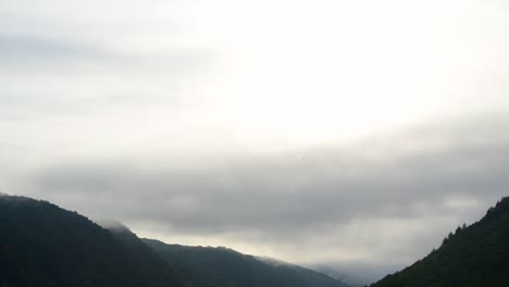 Espesa-Niebla-Matutina-Sobre-Las-Empinadas-Colinas-Que-Rodean-El-Río-Mosela,-Cerca-De-Cochem,-Renania-Palatinado