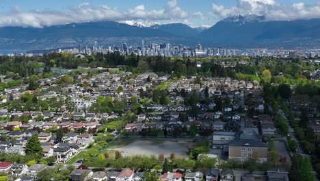 Dreamy-Cloudscape-Over-The-Vast-Neighborhood-And-Mountain-Scenery-Of-Oakridge-Overlooking-The-City-Of-Vancouver-In-The-Background,-Canada