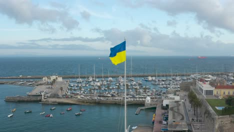 Ukraine-flag-in-Clube-Naval-de-Cascais-boat-mast