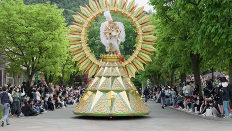 Die-Menge-Ist-Begeistert-Von-Einer-Tanzenden-Figur-Auf-Einem-Goldenen-Paradewagen-Im-Everland-vergnügungspark-In-Korea