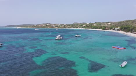 Precioso-Caribe-Turquesa-Con-Embarcaciones-De-Recreo-Frente-A-La-Playa-Tropical