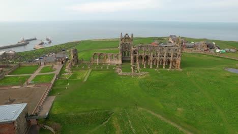 Ruinen-Von-Whitby-Abbey-Mit-Blick-Auf-Das-Meer,-Beliebte-Touristenattraktion-In-North-Yorkshire,-England