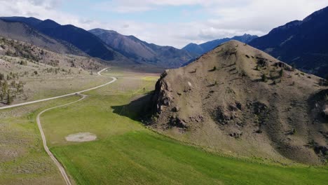 Drone-Siguiendo-Una-Carretera-De-Montaña