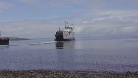 Caledonian-Macbrayne-Ferry-Verlässt-Den-Hafen-Von-Largs