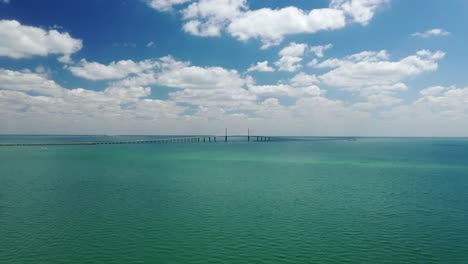 Panorama-Del-Puente-De-La-Ruta-Del-Sol-Y-La-Bahía-De-Tampa-En-Florida,-Estados-Unidos