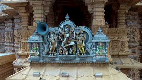 An-Der-Außenwand-Des-Somnath-Tempels-Befindet-Sich-Eine-Statue-Von-Lord-Shiva,-Die-In-Einer-Tanzhaltung-Steht