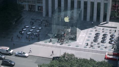 The-Fifth-Avenue-Apple-store-in-New-York-City