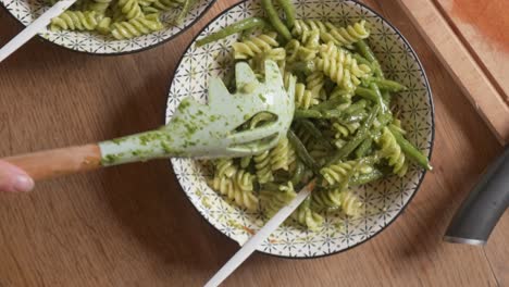 Köchin-Bereitet-Ein-Gericht-Mit-Veganer-Pasta-Al-Pesto-In-Zeitlupe-Vor-2x-4k