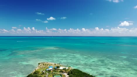 Turquoise-Seascape-With-Caribbean-Island-Of-Tea-Table-Key-In-Islamorada,-Florida