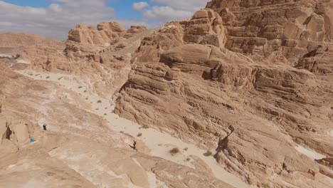 Hoher-Winkel,-Der-Hinunter-Auf-Den-Boden-Der-Schlucht-Mit-Sandsteinwänden-In-ägypten-Blickt