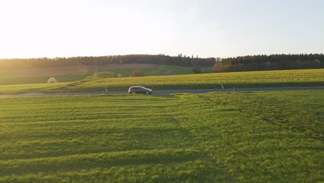 Glühender-Sonnenuntergang-über-Einem-Wunderschönen,-Lebendigen-Rapsfeld-In-Der-Hessischen-Landschaft
