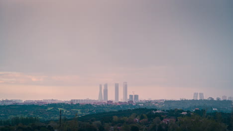 Regnerischer-Sonnenuntergang-Madrid-Skyline-Zeitraffer