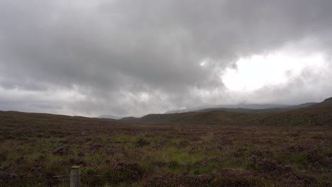 Eine-Beruhigende-Schottische-Hochlandmoorlandschaft-Auf-Der-Isle-Of-Skye