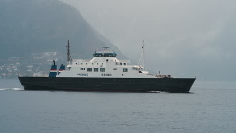 Hella-Vangsness-ferry-is-crossing-the-Hardanger-fjord