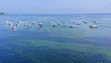 Festgemachte-Boote-Auf-Türkisfarbenem-Kristallklarem-Meerwasser-Der-Dominikanischen-Republik