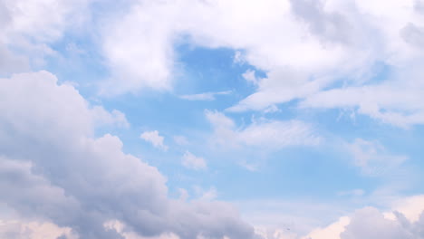 Offener-Himmel-Wolkenmasse-Baumwollwolken-Hintergrund-Blau-Im-Freien-Sich-Bewegender-Wolkenhaufen-Wirbelt-Nach-Oben