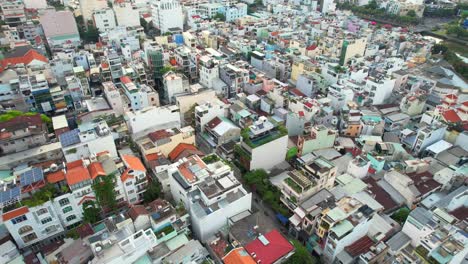 Drone-Aéreo-Que-Rodea-Una-Zona-Residencial-De-Una-Ciudad-Asiática-Densamente-Poblada-En-Una-Tarde-Soleada-En-La-Ciudad-De-Ho-Chi-Minh-Vietnam