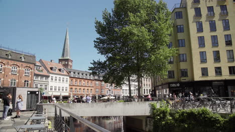 Centro-De-La-Ciudad-De-Aarhus-Dinamarca-En-Un-Día-Ajetreado-Con-Muchos-Peatones-En-Un-Día-Soleado-En-Verano-4k
