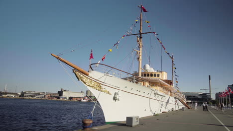 Das-Königlich-dänische-Schiff-Dannebrog-Im-Hafen-Von-Aarhus-An-Einem-Sonnigen-Tag