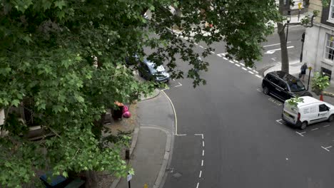 Mit-Blick-Auf-Den-Kreisverkehr-Am-Smith-Square-Durch-Grünes-Baumlaub-Am-Morgen-In-Westminster