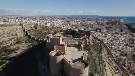 Sobrevuelo-Almería-Alcabaza-Murallas-Fortificadas,-Paisaje-Urbano-Como-Fondo,-Andalucía
