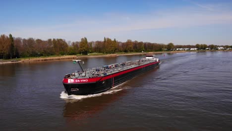 Luftdrohnenaufnahme-Des-Motortankerschiffs-Da-Vinci,-Das-Entlang-Der-Oude-Maas-Navigiert