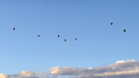 Gruppe-Von-Sieben-Heißluftballons,-Die-Hoch-In-Den-Himmel-Fliegen