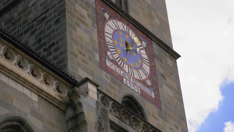 La-Torre-Del-Reloj-De-La-Antigua-Iglesia-Gótica-Medieval-Llamada-Iglesia-Negra-En-Brasov,-Rumania