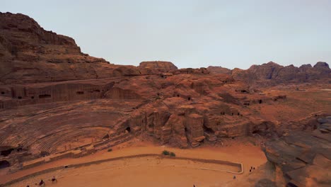 Das-Römische-Theater-In-Petra,-Historisches-Unesco-kulturerbe,-In-Sandstein-Gehauen-In-Jordanien,-In-Der-Nähe-Des-Khanznet-tempels-Der-Schatzkammer