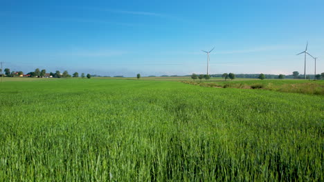 Luftdrohnen-Dringen-über-Ackerland-In-Richtung-Windmühlen-Ein