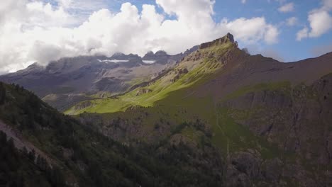 Bergkette-In-Den-Schweizer-Alpen-An-Einem-Bewölkten-Tag
