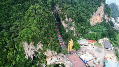 Höhenluft-Von-Oben-Nach-Unten-Auf-Die-Bunte-Treppe,-Die-Zu-Den-Batu-Höhlen-Und-Der-Lord-Murugan-Statue-Führt,-An-Einem-Bewölkten-Nachmittag-Ohne-Touristen-In-Kuala-Lumpur,-Malaysia