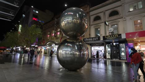 The-Spheres-Es-La-Obra-De-Arte-Más-Icónica-De-Rundle-Mall-Ubicada-En-Adelaida,-Sur-De-Australia
