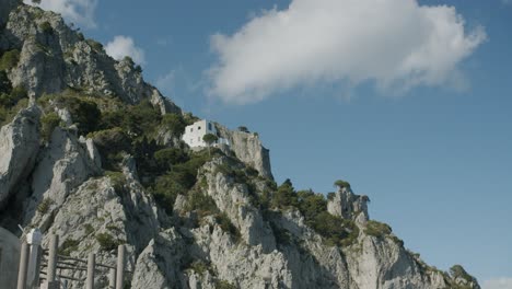 Wide-shot-of-a-traditional-white-house-in-Capri,-in-Italy