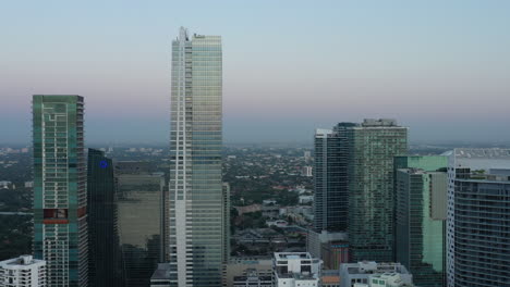 Am-Späten-Abend-Luftbild-Absteigend-Weg-Von-Miami-Wolkenkratzer-Stadtbild-Horizont
