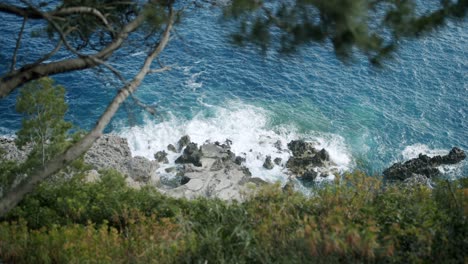 Schöner-Blick-Auf-Das-Meer-Von-Capri-Von-Vorne,-In-Italien,-An-Einem-Tollen-Morgen-Im-Frühjahr---02