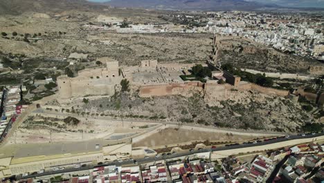 Beeindruckende-Befestigte-Zitadelle-Auf-Einem-Hügel---Almeria-Alcazaba