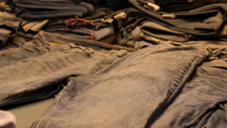 Qualitätskontrolle-An-Jeans-Unter-Licht-In-Der-Fabrik-Durch-Arbeiter-In-Pakistan