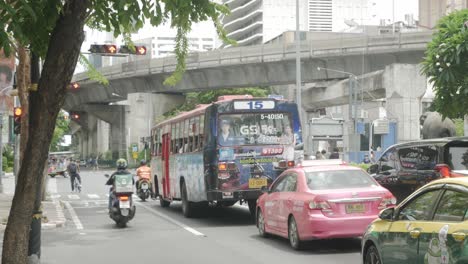 Tráfico-En-La-Intersección-De-Silom-Road-Durante-El-Día