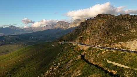 Majestuosa-Carretera-Asfaltada-En-La-Ladera-De-La-Montaña-En-Sudáfrica,-Vista-Aérea-De-Drones