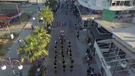 Überholen-Sie-Die-Aufnahme-Einer-überfüllten-Straße-Mit-Menschen,-Die-Die-Jährliche-Parade-Von-Larnaca-Feiern